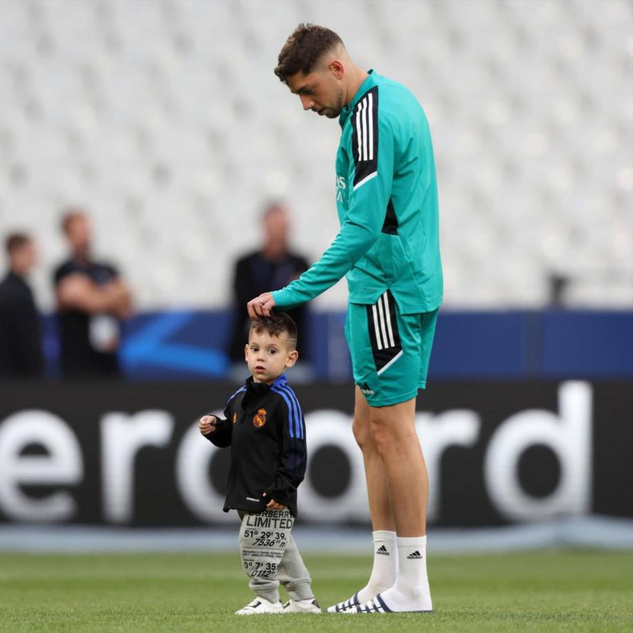 Fede Valverde compartió con su pequeño hijo Benicio en la cancha del estadio de la final de Champions.