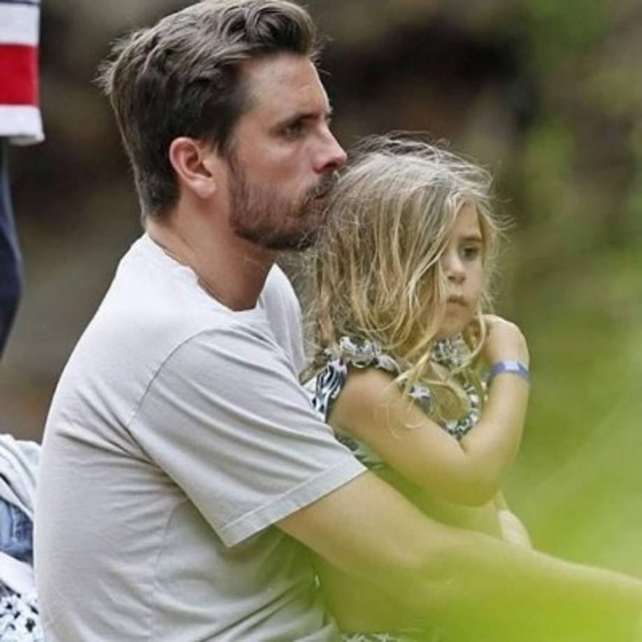 Mientras Kourtney disfrutaba con los niños, Scott cuidaba del más pequeño, Reign.