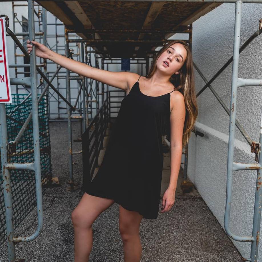 La policía informó que se sospecha que era una camioneta doble con cuatro llantas a lo largo del eje trasero.