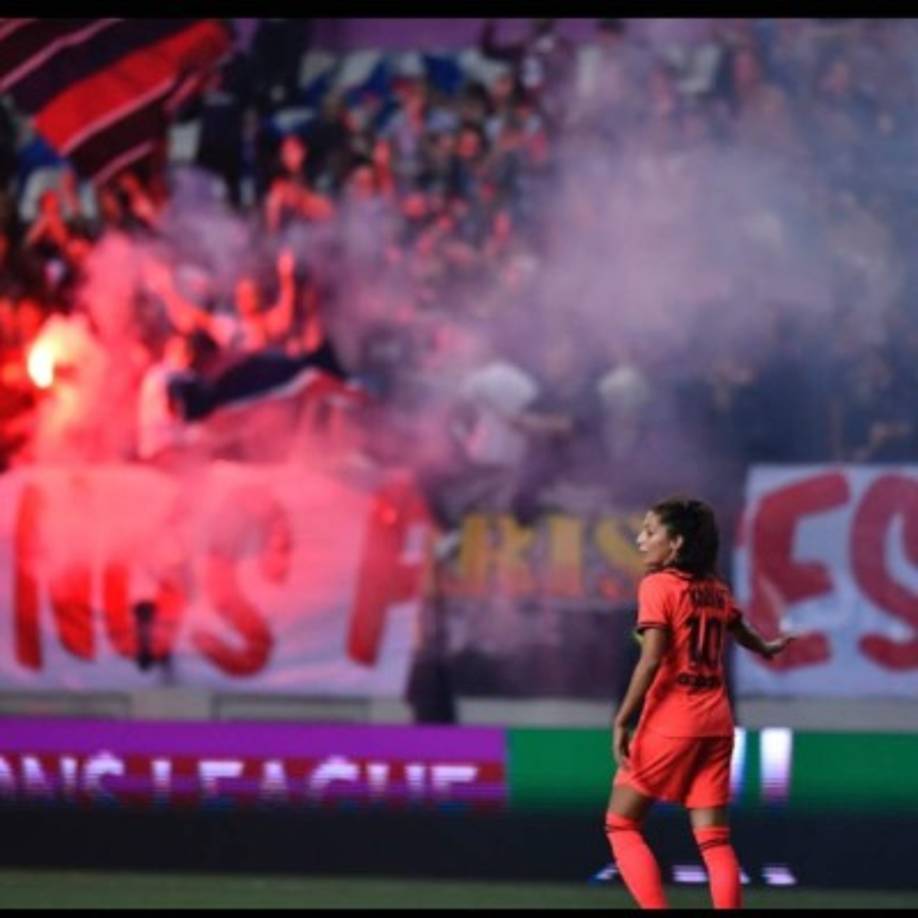 Segunda de cinco hermanas, Nadia perdió a su padre cuando tenía 8 años. General del Ejército, fue asesinado en la guerra civil que condujo a los Talibanes al poder en Afganistán en 1996.