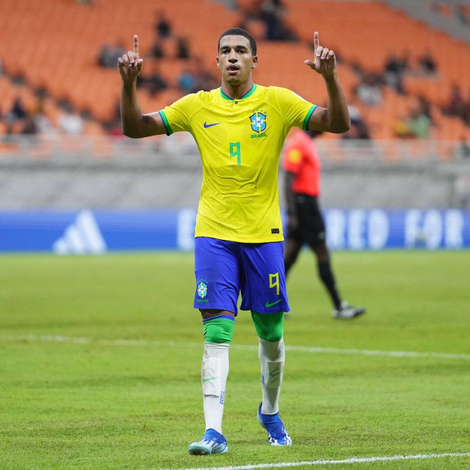 “Pelea” con Real Madrid y Barcelona. El joven brasileño de 17 años Kaua Elias que juega en el Fluminense y que está considerado como uno de los talentos más prometedores del panorama brasileño, está en la mira de ambos equipos españoles.