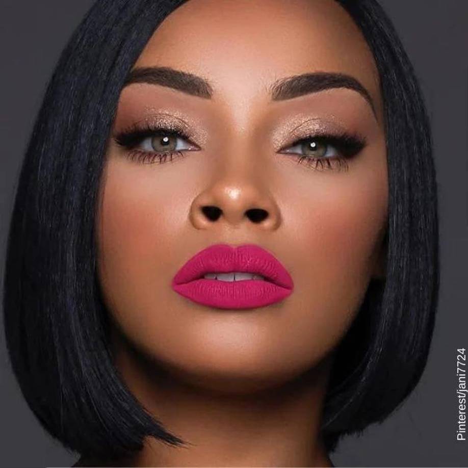 Rosa:Te sugerimos dos tonalidades: el fucsia, intenso y pigmentado; o el que tiende a marrón, perfecto para el día a día y favorable si deseas verte más dulce o generar un aspecto más juvenil. 