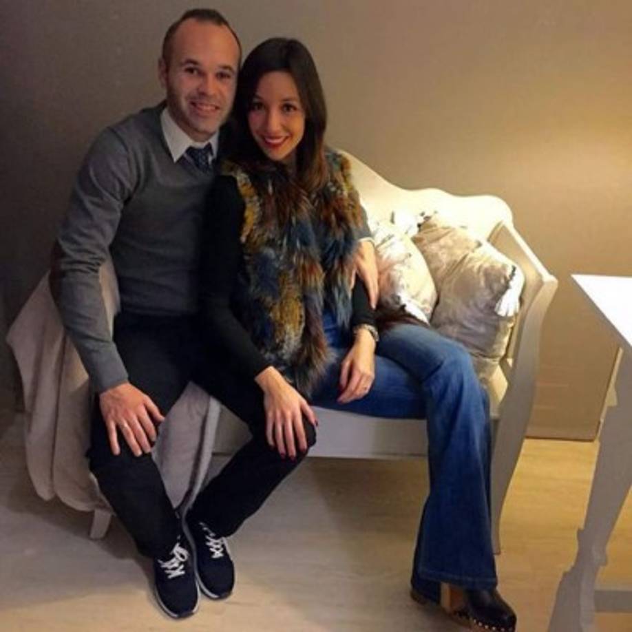 Andrés Iniesta junto a su esposa Anna Ortiz.