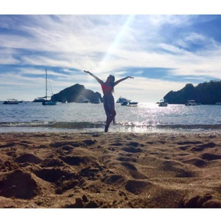 Lea es una fanática del yoga y en la playa también hace saludos al sol.