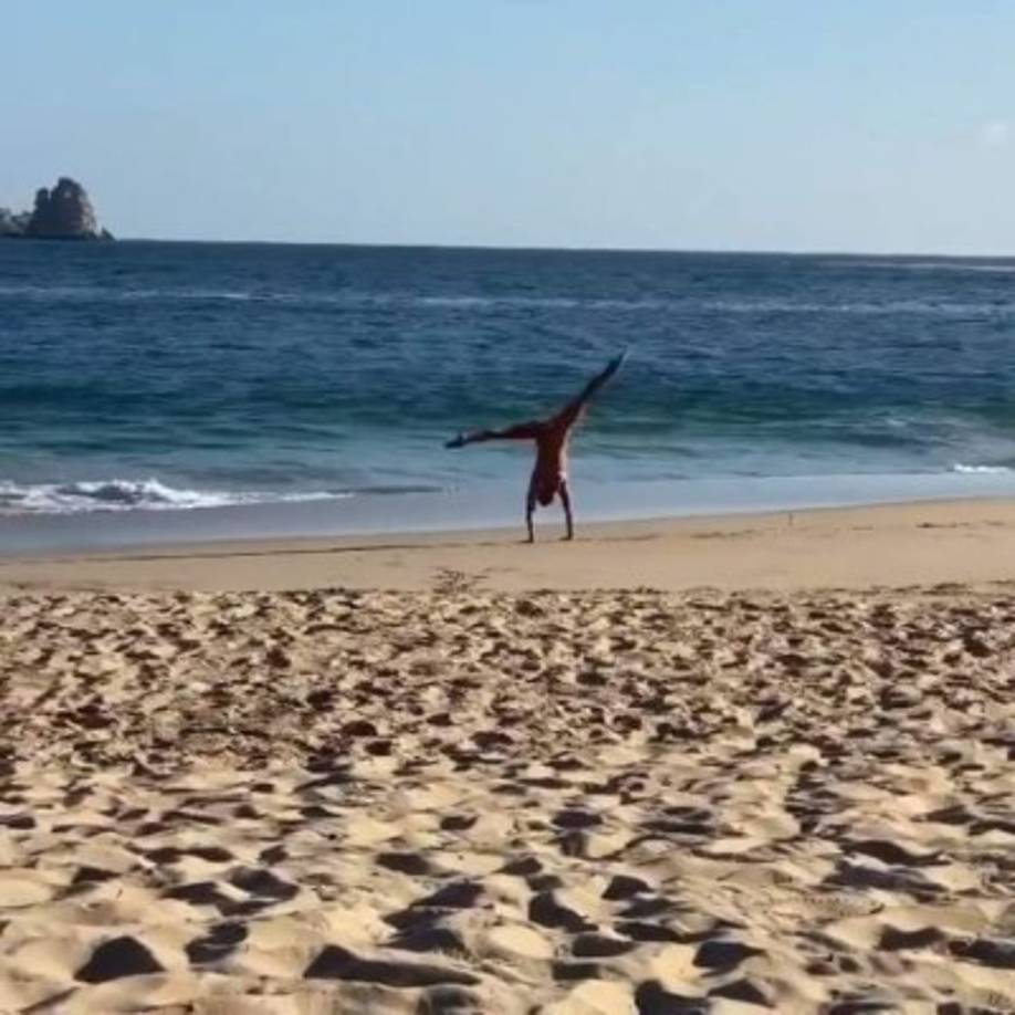 La actriz y conductora disfrutó a lo máxico la playa y estuvo demostrando su habilidad con las piruetas.