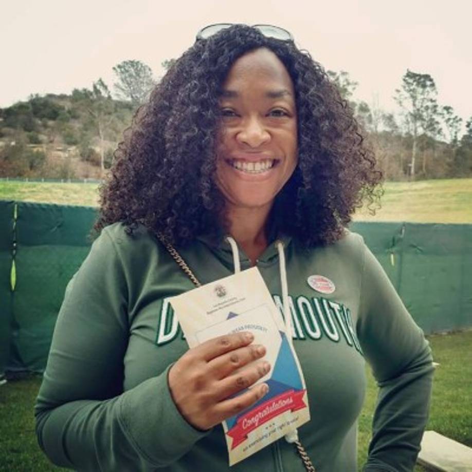 Shonda Rhimes, productora y guionista de series como 'Anatomía de Grey' y 'Scandal', también ha votado por anticipado. '¡He votado antes! Ejerce tus derechos, deja que tu voz sea escuchada. #vota. Gracias a las increíbles personas que hicieron de voluntarios hoy en las urnas', escribió en su cuenta de Instagram.