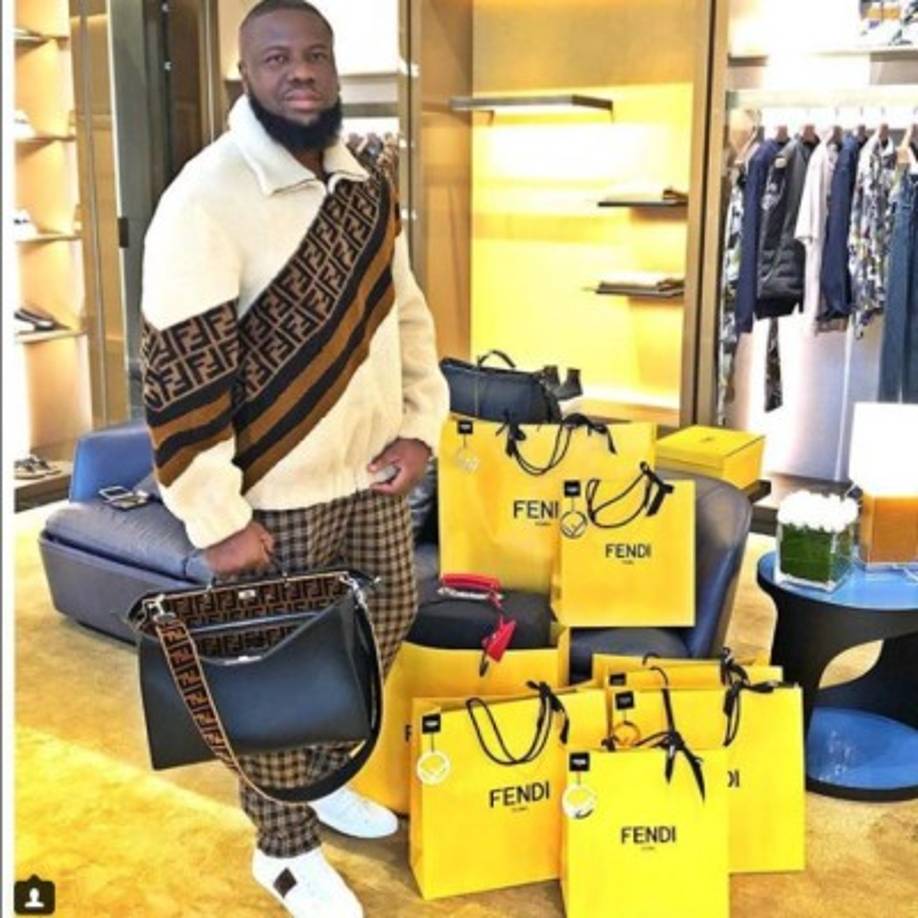 Ray es también conocido como 'Aja Puppi' y 'Aja 4', se hizo popular en las redes sociales luego de pelearse por este mismo medio con el músico Davido Adeleke, compatriota suyo, señala el sitio web bionetworth.com.ng.