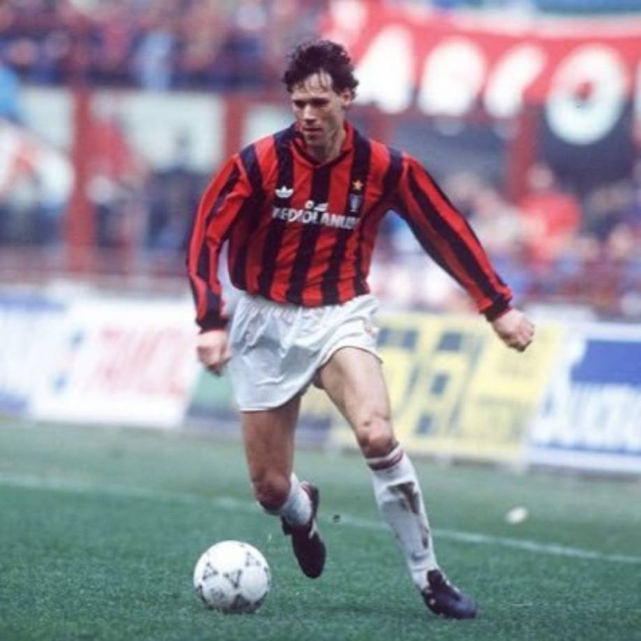 Marcel van Basten (31 de octubre de 1964), es un ex futbolista holandés. Se le considera uno de los mejores delanteros de la historia del fútbol. Tras una grave lesión se retiró en 1995.<br/><br/>Con el Ajax Ámsterdam, su primer equipo, obtuvo 3 ligas holandesas, 3 copas holandesas y la Recopa de Europa. Luego jugó en el AC Milan, allí se proclamó 2 veces campeón de la Copa de Europa, 2 veces campeón de la Supercopa de Europa, 2 de la Copa Intercontinental, varias veces campeón de liga. Consiguió múltiples títulos individuales, entre ellos el Balón de Oro en tres ocasiones; 1988, 1989 Y 1992.<br/><br/>Imagen tomada de https://twitter.com/marcovanbasten