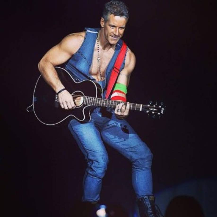 El actor tiene un hijo que se llama Ángel Gabriel Carillo y desde hace años vive en California donde se dedica a la música.