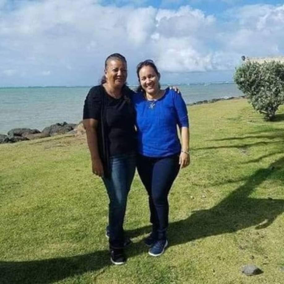 Abrazada junto a su mami y con la playa de fondo aparece Heidy Padilla en esta bella postal.