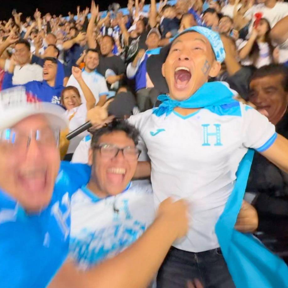 ¡LO GRITÓ CON TODO! Shin espero el primer tanto del encuentro y cuando llegó el golazo del Choco Lozano causó el furor con los miles de aficionados. 