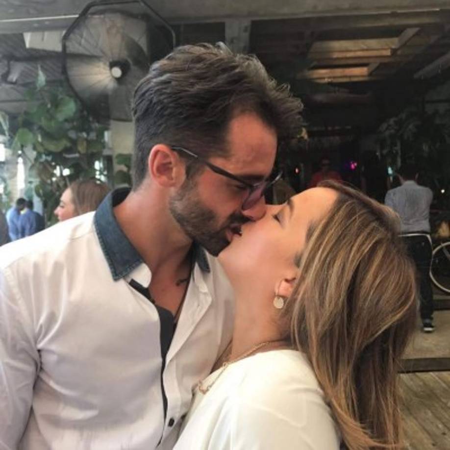 López y Costa se comprometieron en el 2014, aunque la boda todavía no se consuma.