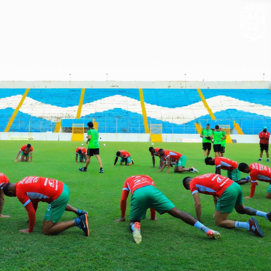Los jugadores del Marathón durante la primera práctica bajo el mando de Manuel Keosseián.