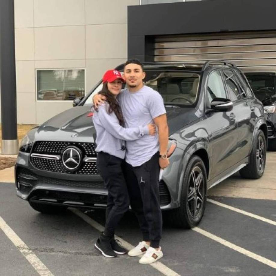 A inicios del 2020, el boxeador catracho le regaló a su expareja esta hermosa camioneta.