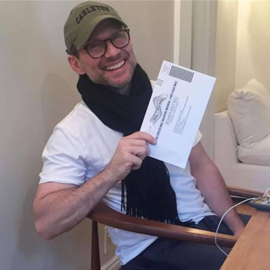 'Orgulloso de ser estadounidense y de ejercer mi derecho y deber ciudadano de votar. Sal y regístrate si todavía no lo has hecho', dice el actor Christian Slater a sus seguidores de Instagram.