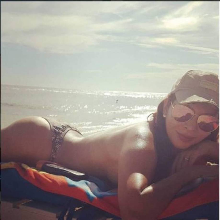 En una ocasión reveló que su esposo le pidió que no le tomara fotos cuando llega del trabajo. Aunque ahora sube más seguido fotografías junto a su pareja.