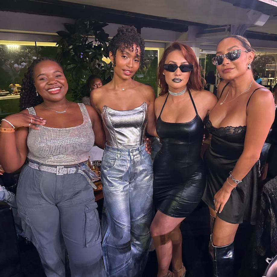 La youtuber Vee Kativhu junto a las actrices Yara Shahidi, Francia Raisa y la estilista Ashley Ruiz.