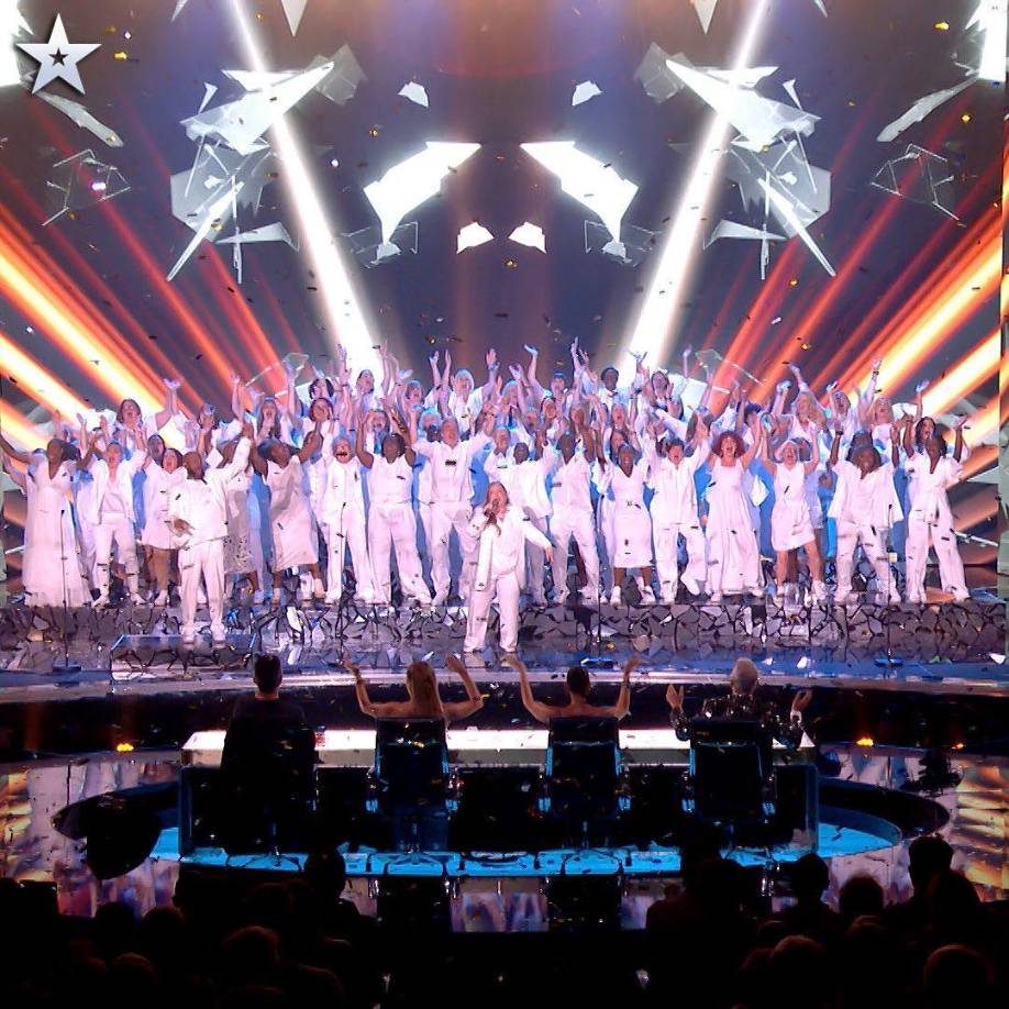 Las grabaciones del programa estaban programadas para reanudarse el sábado 19 de octubre, pero Cowell ha decidido no unirse a sus compañeros debido al impacto emocional. Aunque no ha hecho una declaración oficial, fuentes cercanas indican que se alejará de la vida pública por un tiempo.Mientras tanto, el bailarín y jurado Bruno Tonioli asumirá el puesto de Cowell durante su ausencia. Un colega comentó que Cowell no se siente con la fortaleza mental necesaria para continuar con la filmación en este momento. 