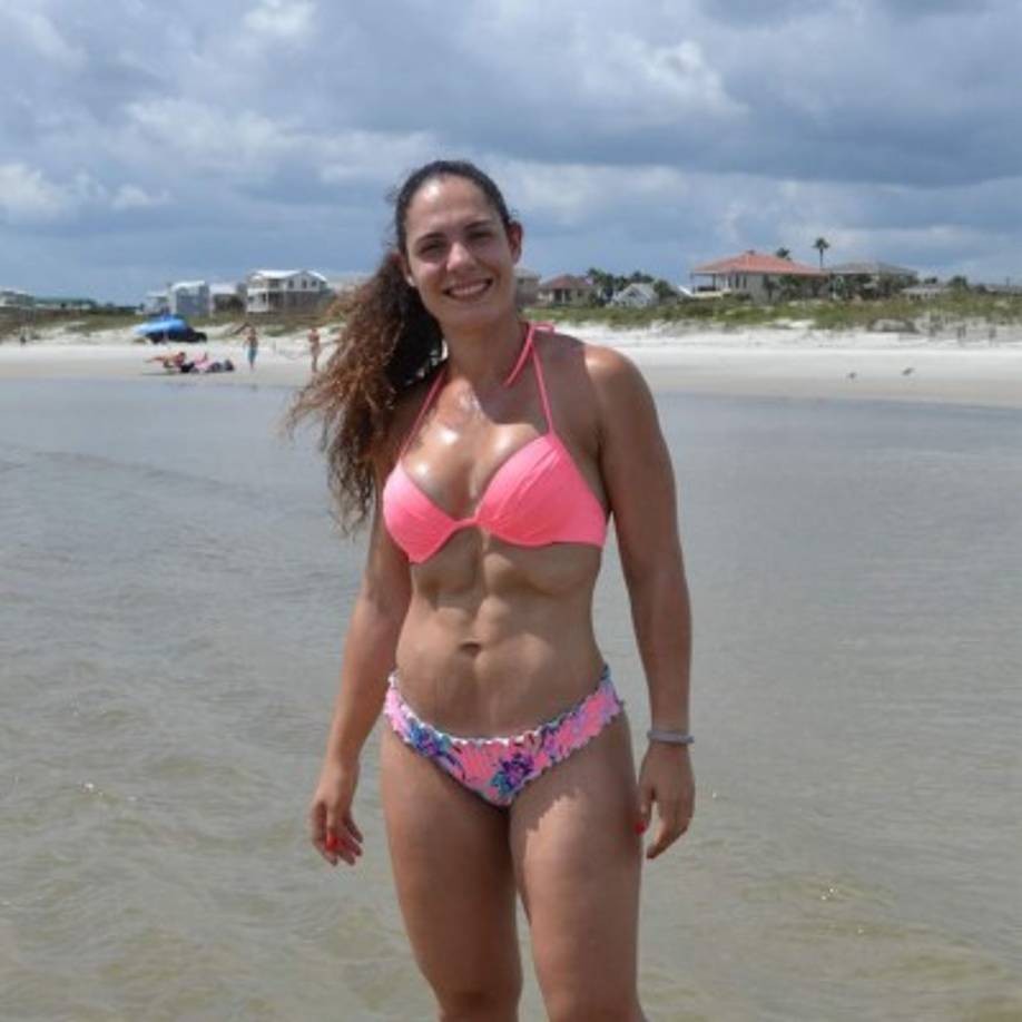 Durante un año y medio, Teixeira entrenó todos los días con levantamiento de pesas, CrossFit y sesiones dobles de cardio que le ayudaron a perder 63 kilos y lograr 10% de grasa corporal, que le permitieron participar en su primera competencia de físicoculturismo en noviembre de 2014.<br/><br/>'Solo quería presentarme ahí, ni si quiera quería ganar', dijo la mamá de dos.<br/>
