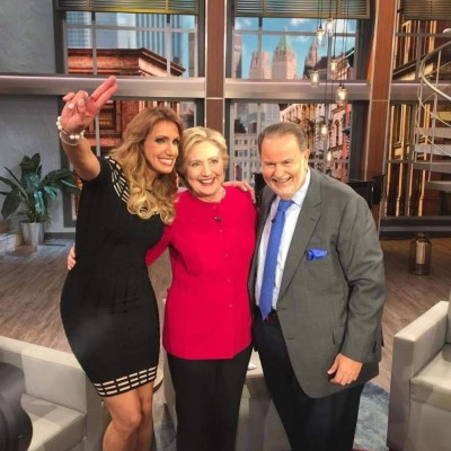 Hillary Clinton con Lili Estefan y Raúl de Molina.