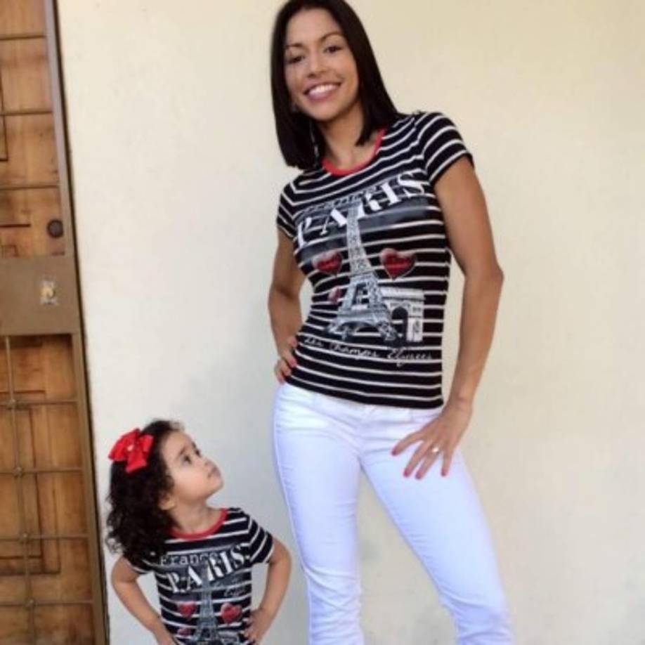 Posando con su pequeña hija Nora Paz.