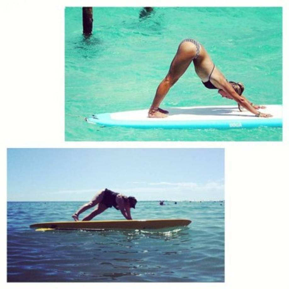 Tampoco podía faltar de hacer su pose de yoga en el agua.