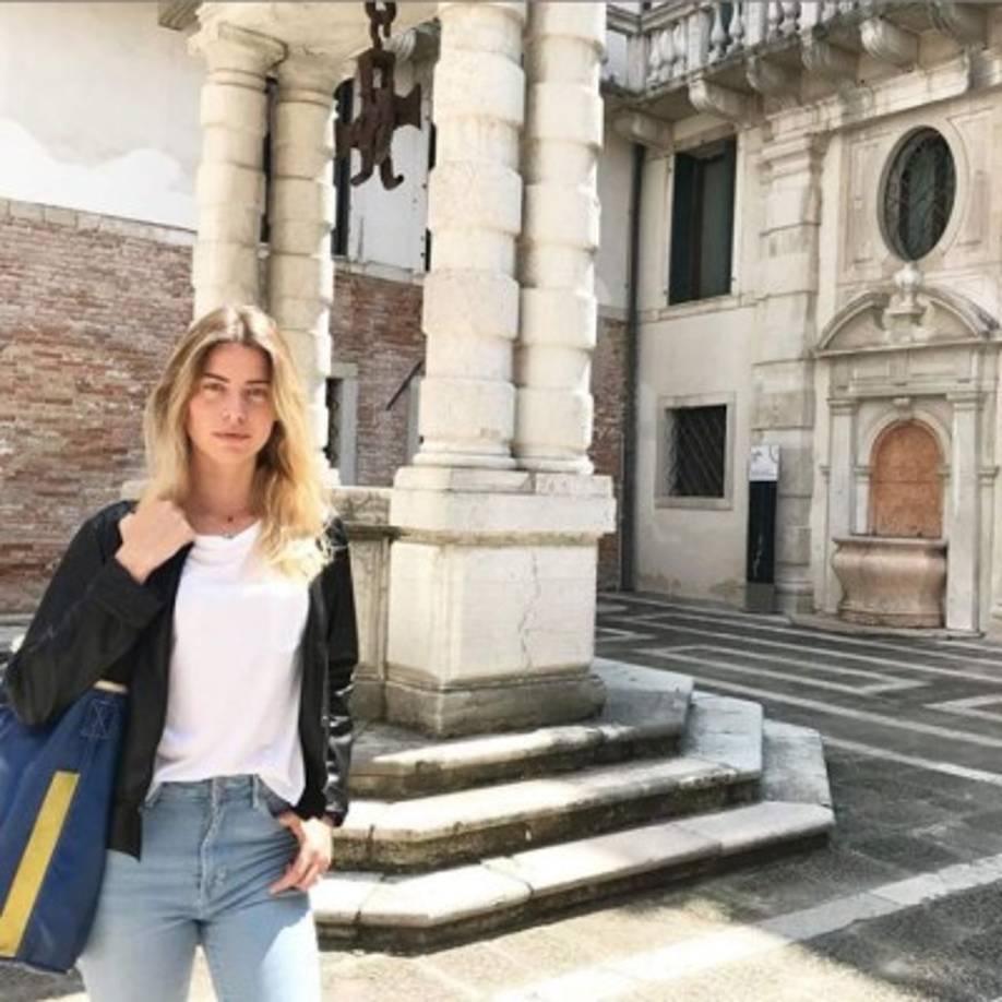 Pero eso no acabaó ahí sino que la terminó invitándola cometer actos vulgares con él. La árbitro de inmediato lo expulsó.