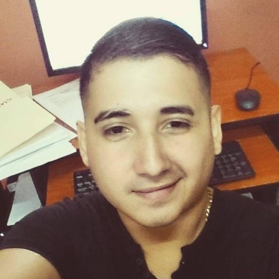 El joven abogado Carlos Hernández murió de varios impactos de bala que le infirió un desconocido que ingresó a su bufete haciéndose pasar como cliente. El crimen ocurrió en la ciudad de Tela, Atlántida, el 10 de abril de 2018. Carlos Hernández era el apoderado legal del actual alcalde de Arizona, Carlos Chacón, quien lo representaba por un requerimiento fiscal que recibió el edil por el delito de usurpación de tierras junto a otras personas. 