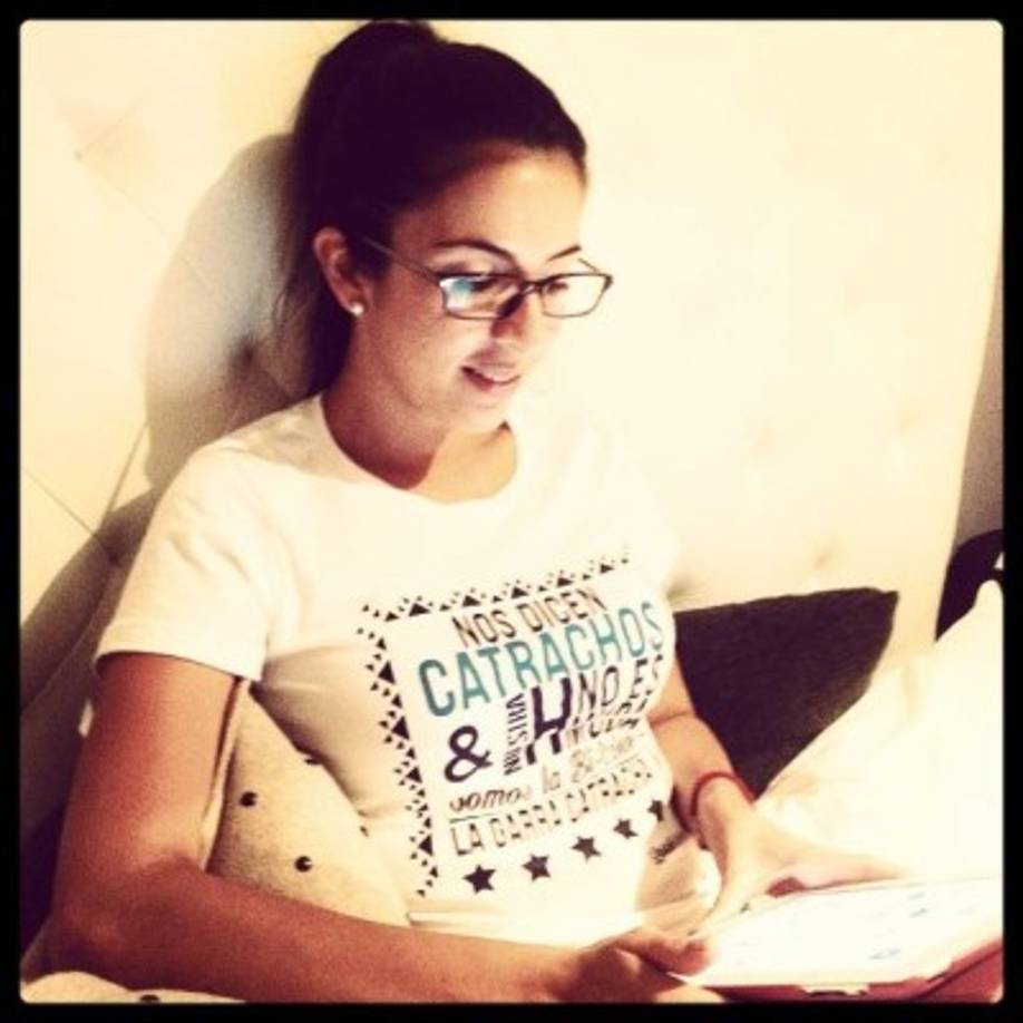 Después de graduarse en el 2006 empezó a trabajar como productora asociada y reportera en Escándalo tv y producía y presentaba un segmento semanal de Cine llamado 'Vamonos Al Cine' hasta octubre de 2011.