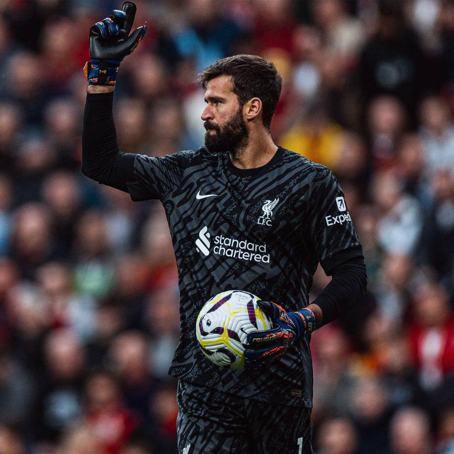 El portero Alisson ha confirmado el interés de la Liga Árabe en la incorporación del brasileño, que no ha escuchado sus propuestas. “Sí, había interés. Quiero cumplir mi contrato y terminar mi contrato aquí o hacer uno nuevo. Estoy muy feliz aquí en Liverpool. Mi familia está feliz”.