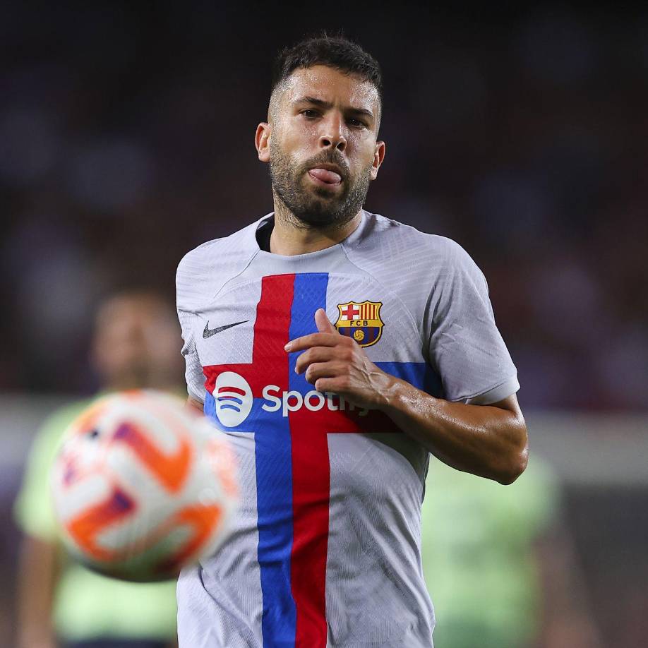 ¡Bombazo desde Barcelona! Según medios, el Barça tiene un acuerdo con el Inter de Milán para ceder a Jordi Alba. El periodista Gerard Romero de “Jijantes FC” informa que los italianos pagarían el 40% de la ficha del jugador, pero el lateral español no quiere irse cedido. Hay lío en el Camp Nou.