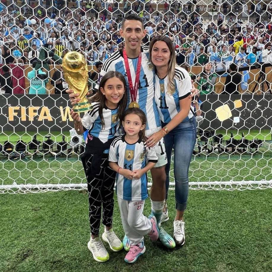 Ángel Di María y su familia celebraron con la Copa del Mundo. “Con este final y con tu actuación no hay nada más que agregar. La mejor revancha que te dió el fútbol y la vida. TE MERECES ABSOLUTAMENTE TODA ESTA FELICIDAD... Gracias por ser argentino, gracias por regalarnos esos goles importantes en las finales, gracias por haberme escuchado cuando todos querían que renuncies. TE AMO HASTA DONDE NADIE LLEGA! Felicitaciones CAMPEÓN DEL MUNDO! ¡Vamos Argentina!”, dijo Jorgelina Cardoso.