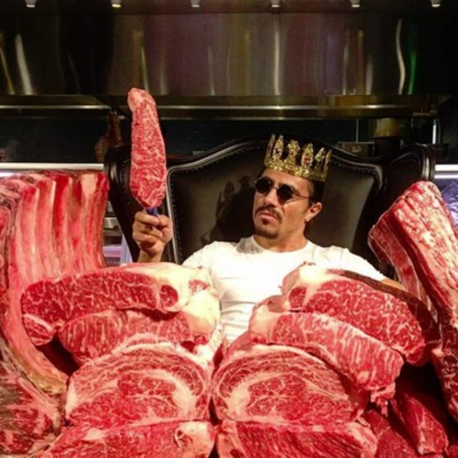 Ante la indignación generada en Venezuela por las imágenes de Maduro disfrutando de un festín de carne, mientras los ciudadanos de su país sufren por la escasez de medicamentos, alimentos -incluyendo la carne- y la falla de todos los servicios, Nusret se vio obligado a borrar los videos.