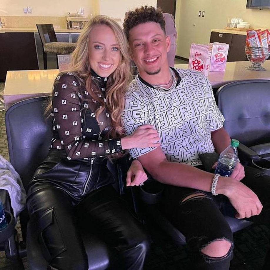 Mahomes se unió a su esposa como copropietario de Kansas City Current más de dos años después de que Matthews se involucrara con el equipo. La organización de fútbol femenino también fue cofundada por <b>Chris</b> y <b>Angie Long</b> .