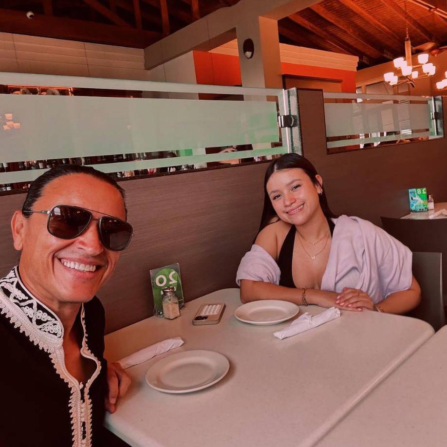 “Lo sé todo” informó que Crespo recogió sus pertenencias de la casa que compartía en Florida con su expareja y regresó a vivir a Puerto Rico Actualmente, se encuentra en Miami, donde tiene una presentación musical en los Premios Billboard de Música Latina que se transmitirán este domingo. En la imagen aparece Crespo con su hija Alanis, la foto también la compartió el artista en su Instagram.