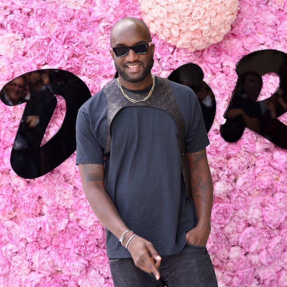 “La Casa de Dior está profundamente entristecida por el repentino fallecimiento de Virgil Abloh, un genio visionario de nuestro tiempo. Nuestro más sentido pésame para su familia y seres queridos en su momento de dolor. Lo extrañaremos mucho como amigo y verdadero diseñador”.