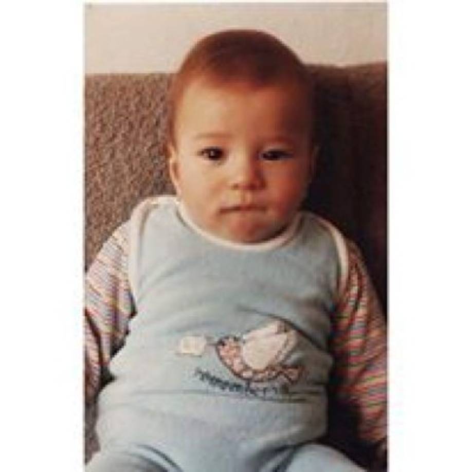 Así de serio se veía el cantante Eduardo Umanzor.