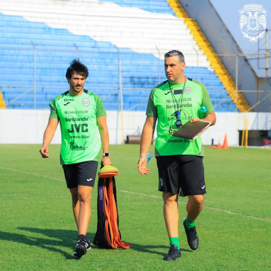 Juan Obelar, asistente técnico de Keosseián, y Flavio Leandro Chagas , el preparador físico, llegando al entrenamiento.