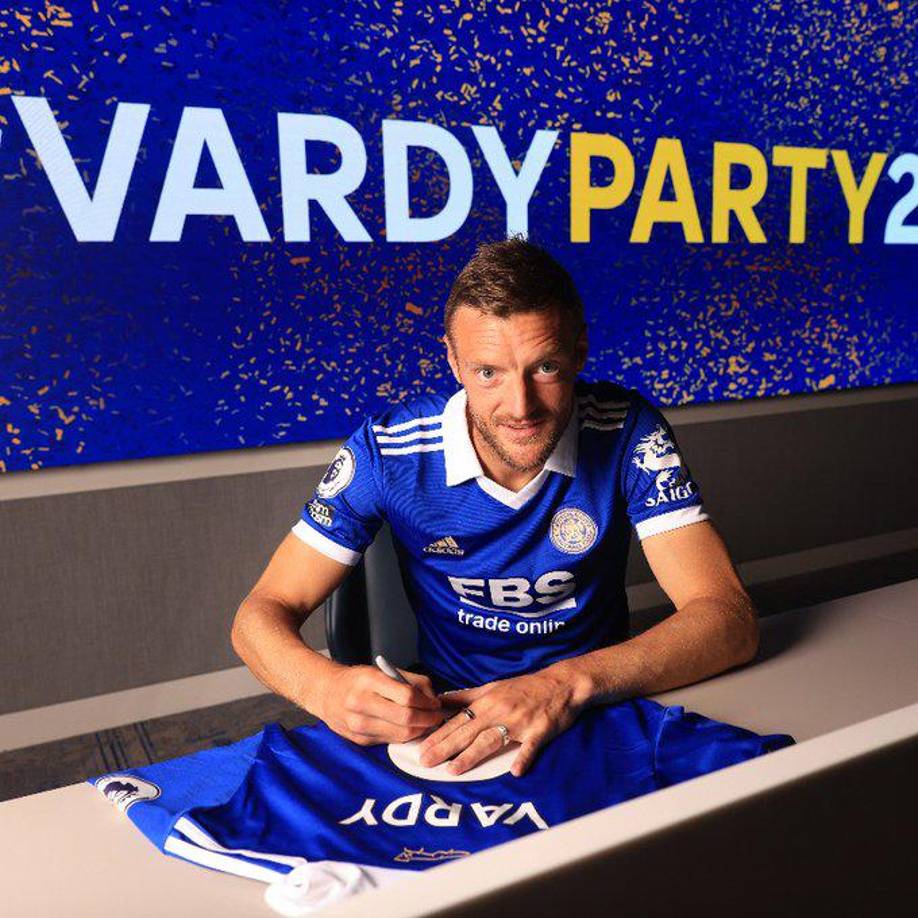 El delantero Jamie Vardy, decisivo en el título logrado por el Leicester en la Premier League en 2016, renovó su contrato una temporada con los Foxes hasta junio de 2024, anuncio este sábado el club inglés.