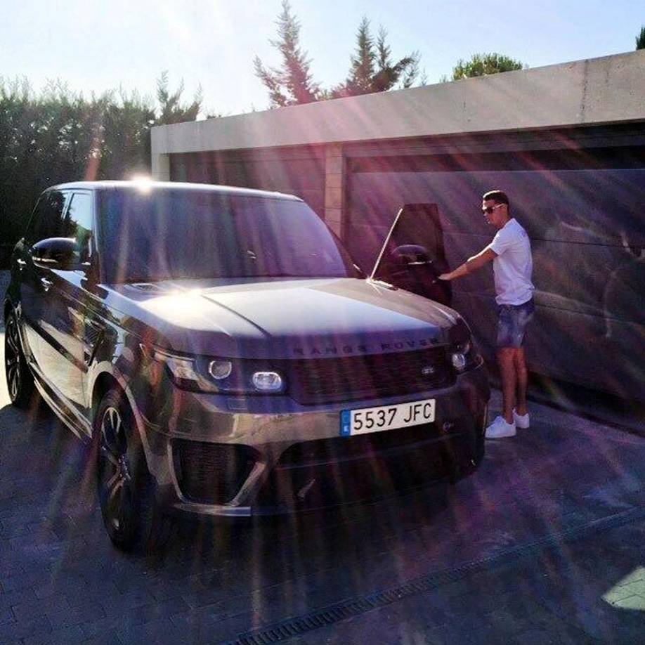 Range Rover Sport SVR - El SUV favorito de Cristiano Ronaldo. La imagen es de agosto de 2015. Andaba por un valor de 148.500 euros.