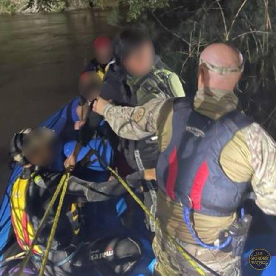 Las escenas son usuales desde finales de 2022, cuando también con un alto caudal, sudamericanos y centroamericanos cruzan el río que divide a México de Estados Unidos sin importar que del otro lado ya haya agentes estadounidenses para interceptarlos.