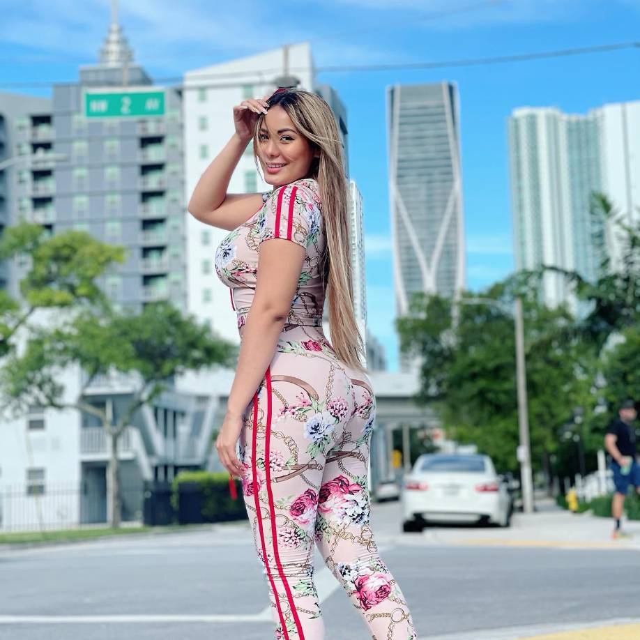 Elsa Oseguera no anduvo con rodeos y expresó lo siguiente: “Limamos asperezas, si quieren un abrazo nos vamos a apapachar, pero si quieren otra cosa uno nunca sabe”, dijo entre risas sobre su relación con Ariela. 