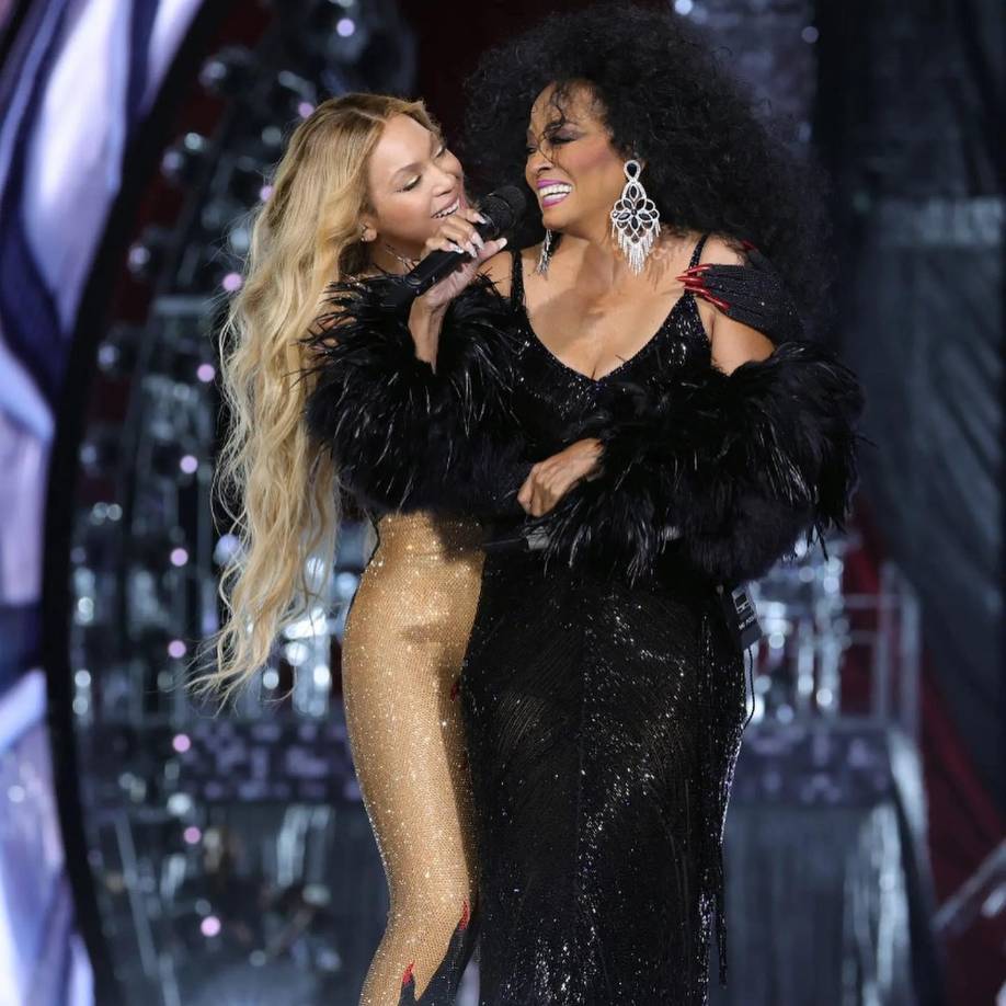 La cantante Diana Ross fue una de las famosas que llegó al recinto, pero que a demás sorprendió a la multitud cuando subió al escenario para darle una serenata a Bey con una interpretación de “Happy Birthday”. “Estoy aquí para celebrar el cumpleaños de Beyoncé”, dijo Ross mientras la cantante la abrazaba fuerte y le agradecía el gesto.