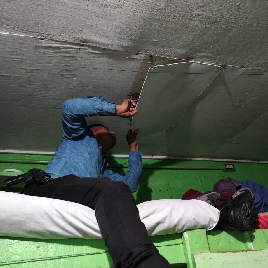 También se encontraron 13 teléfonos celulares, 311 envoltorios de papel supuesta marihuana, tres bolsas medianas de supuesta droga y 30 envoltorios de supuesta droga crack. 