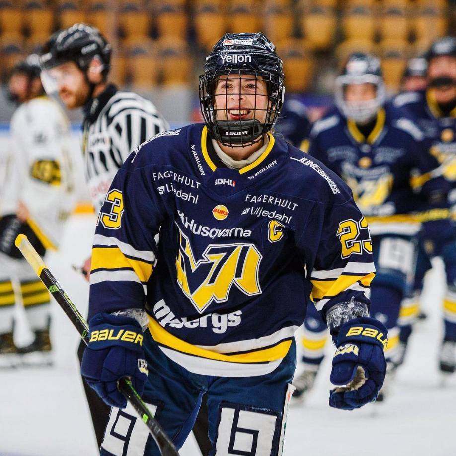 Y continuó: ”El choque contra el poste fue tan...Todavía es difícil entender lo que sucedió, que el choque contra el poste de la portería fue tan grave como fue, que las consecuencias se han vuelto tan grandes”.