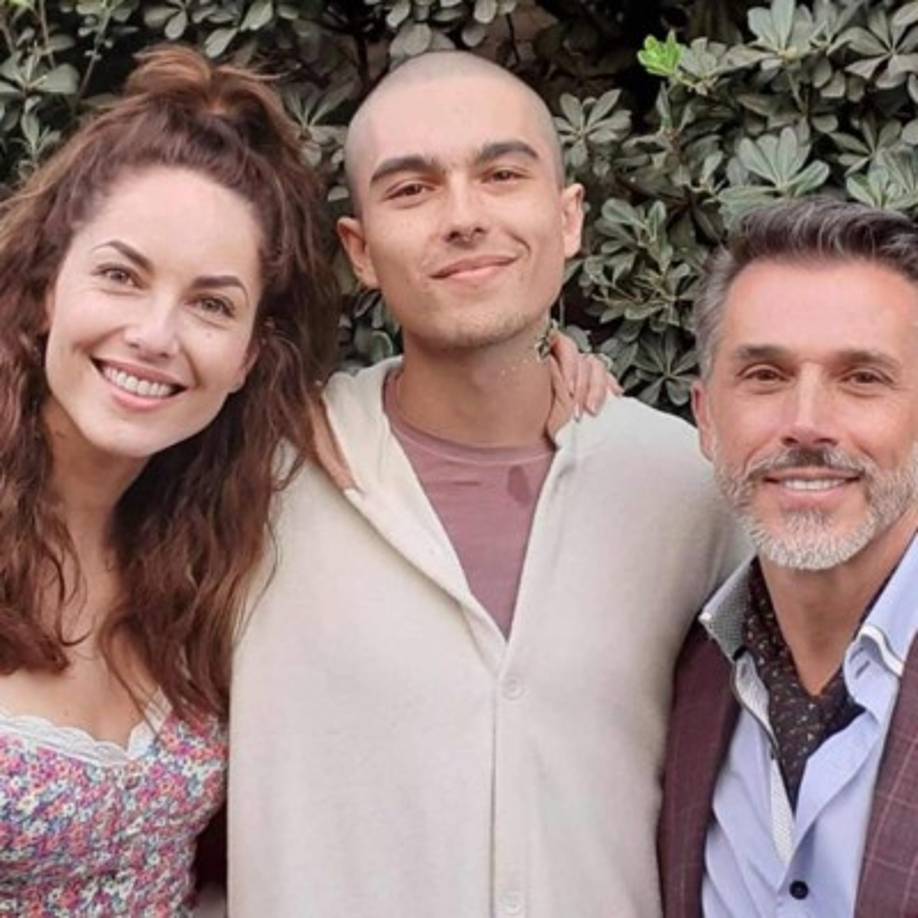 'Me pareció ridículo lo que dijo, cómo lo dijo y por qué lo dijo y en el momento en el que lo dijo. Fue hace seis años, pero bueno', comentó. <br/>En la imagen Sergio Mayer Mori junto a sus famosos padres.