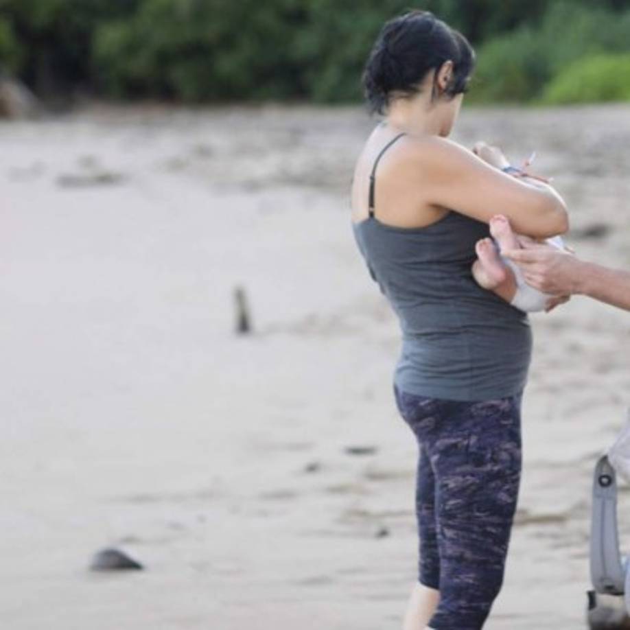 Para hacer conciencia la famosa actriz compartió una serie de imágenes en donde se dejó ver con unos kilos de más tras haber dado a luz a Kailani, la hija que tuvo con Mauricio Ochmann. Junto a éstas, expresó que fue impaciente, dura y poco amorosa con su cuerpo, pues no se sentía a gusto.