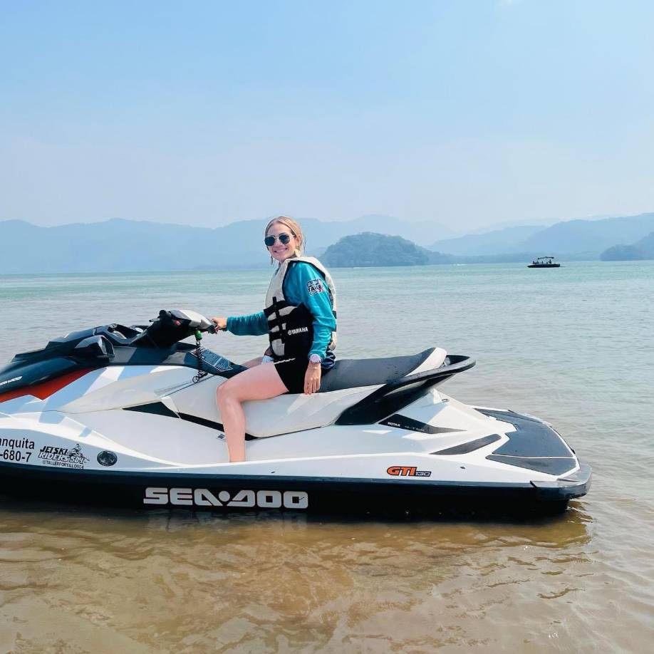 El cuerpo ensangrentado de la malograda mujer quedó inerte en el asiento del pasajero del carro.