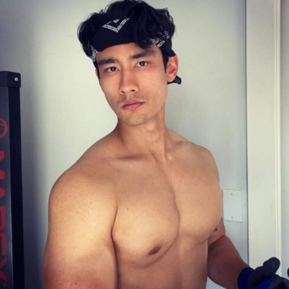 Afirmamos que el joven de 28 años es una promesa de la actuación en series.