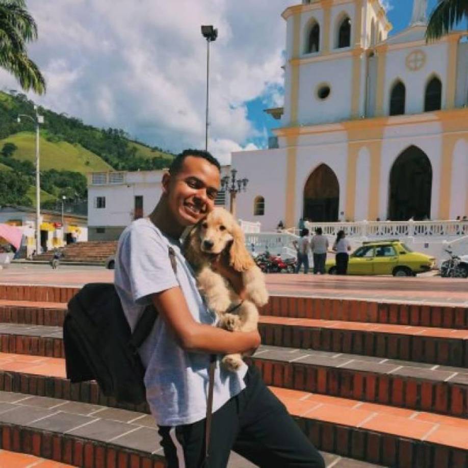 El mensaje con el que el artista anunció su retiro de las notas del género góspel abrió la ventana a un aluvión de especulaciones sobre su preferencia sexual; rumores que posteriormente terminó, debido a que la celebridad reconoció que era homosexual.